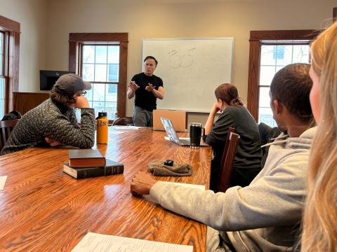 Instructor Jon Chun breaks down the basics of artificial intelligence systems for a small group of Kenyon students.